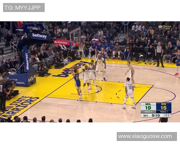 勇士与雄鹿热身赛库里状态回暖展现领袖风范引发球迷热议